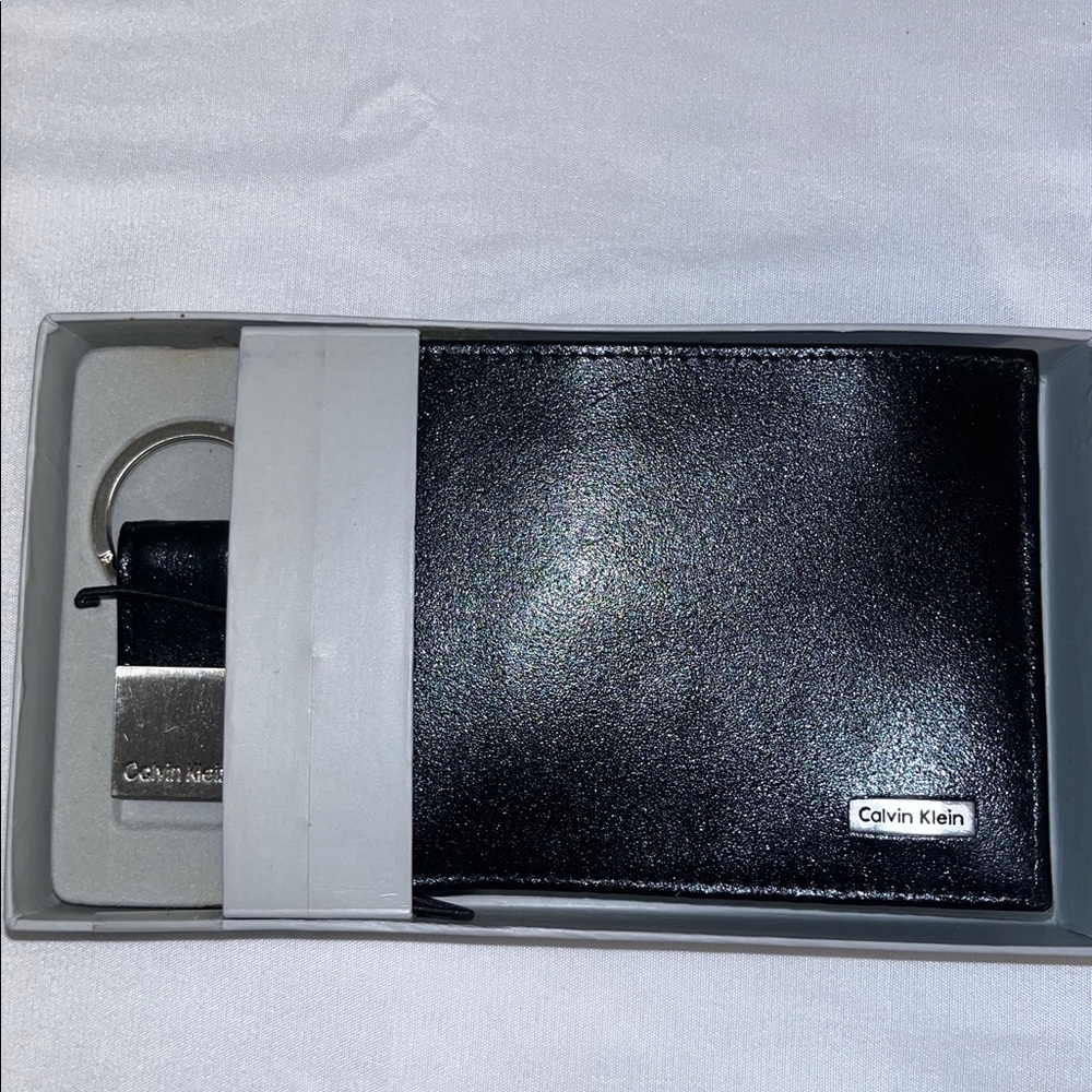 Calvin Klein Black Bifold Men’s Wallet with Card Holder and Keychain.